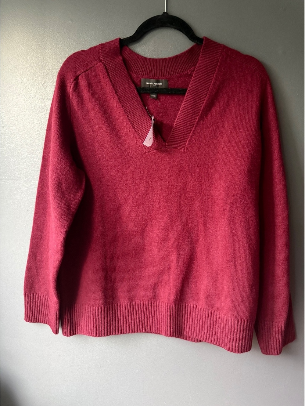 NWT’s Banana Republic Medium Red V-Neck Sweater